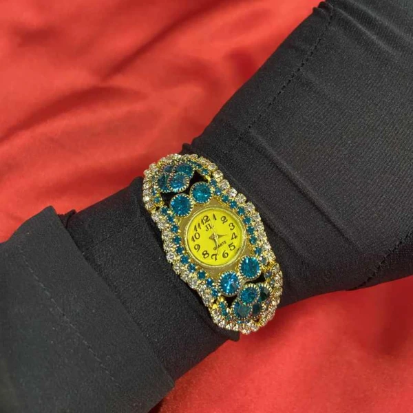 Luxury Women’s Crystal Bracelet Watch – Elegant Gold-Toned Quartz Dress Wristwatch | লাক্সারি ক্রিস্টাল ব্রেসলেট ঘড়ি